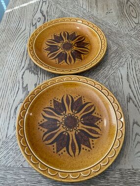 Homer Laughlin Golden Harvest Pattern Scalloped Edge Dinner Plates - Set of 2